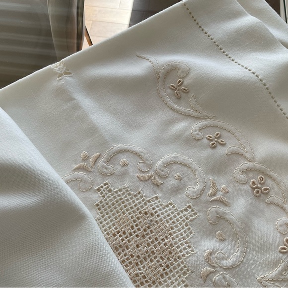 NEW Set of tablecloth and matching napkins - Picture 4 of 9